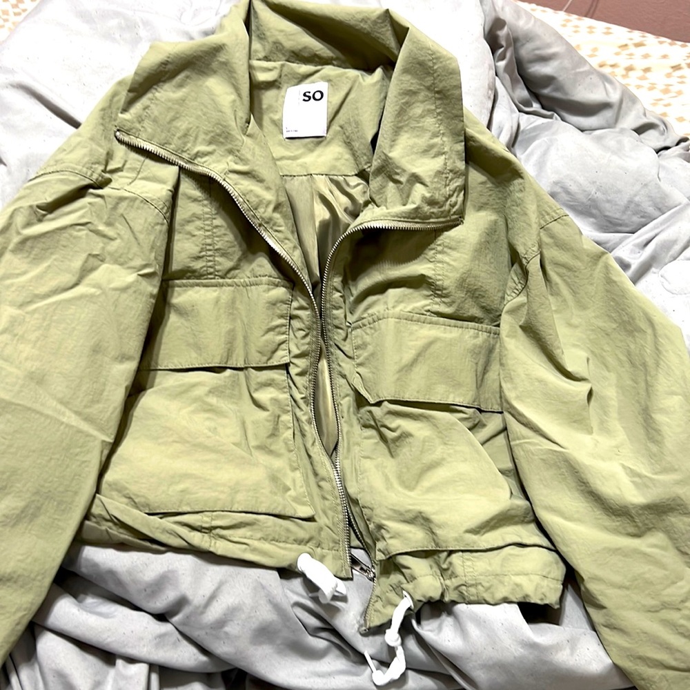 Size large cropped army green windbreaker.